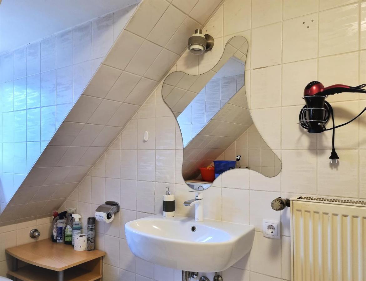 Apartment Bayreuth, 4 Zimmer Ferienwohnung im Haus mit Kunst, WLAN, Küche, Parkplatz Exterior foto