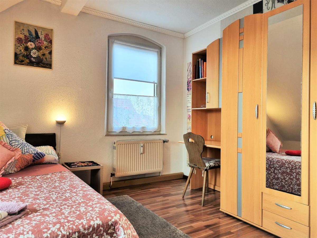 Apartment Bayreuth, 4 Zimmer Ferienwohnung im Haus mit Kunst, WLAN, Küche, Parkplatz Exterior foto